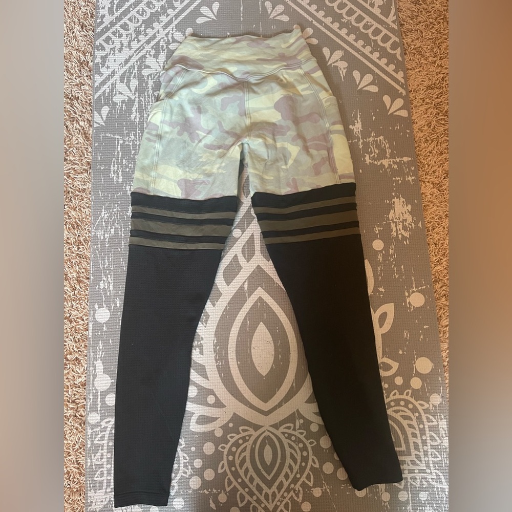 Medium Bombshell Sportswear leggings with pockets!